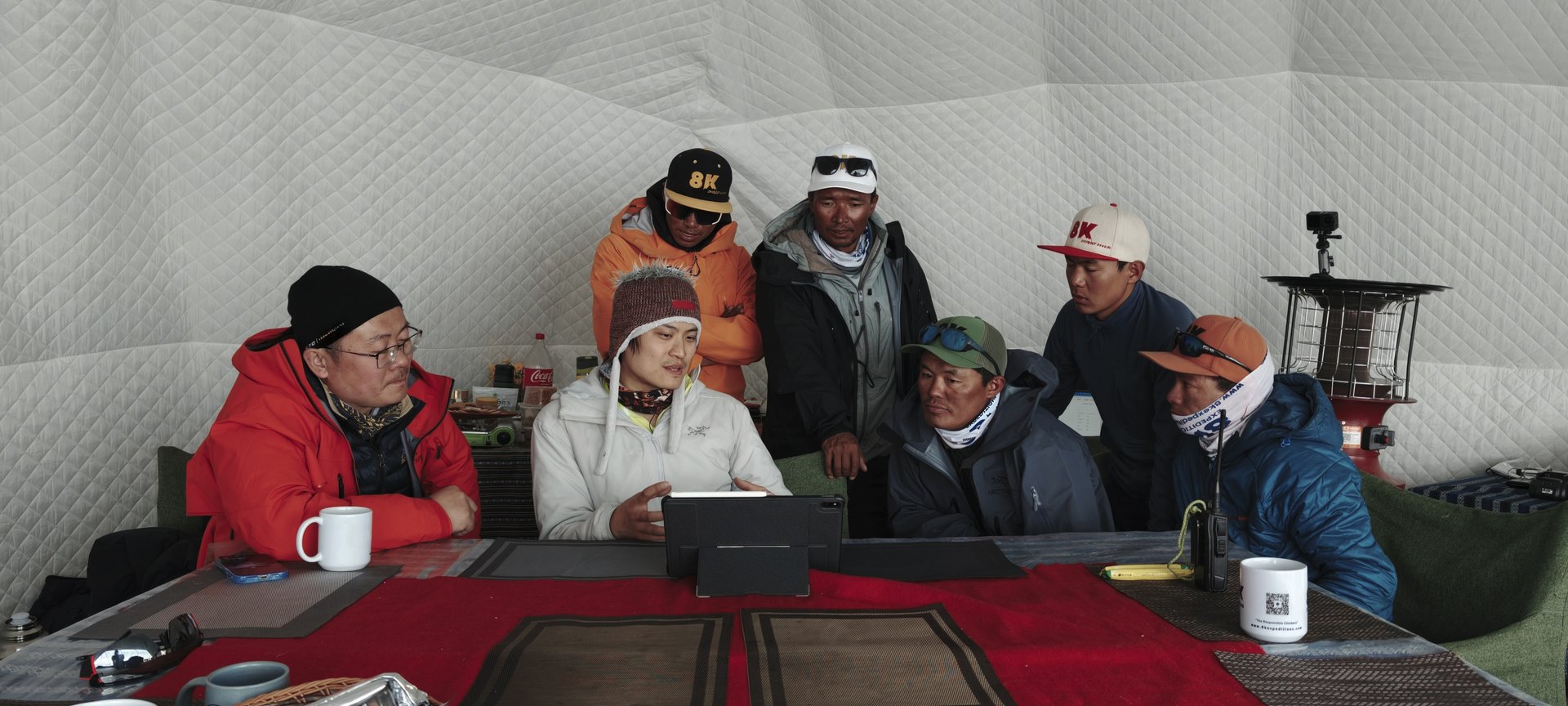 科考队商讨登山计划